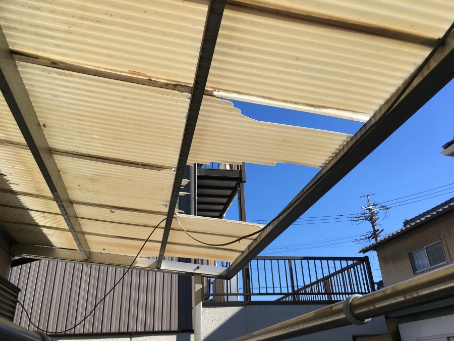 波板の破損　割れ　台風被害