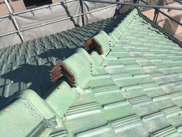 棟瓦の外しています