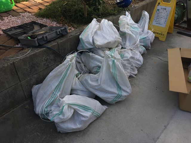 残材の写真　屋根工事