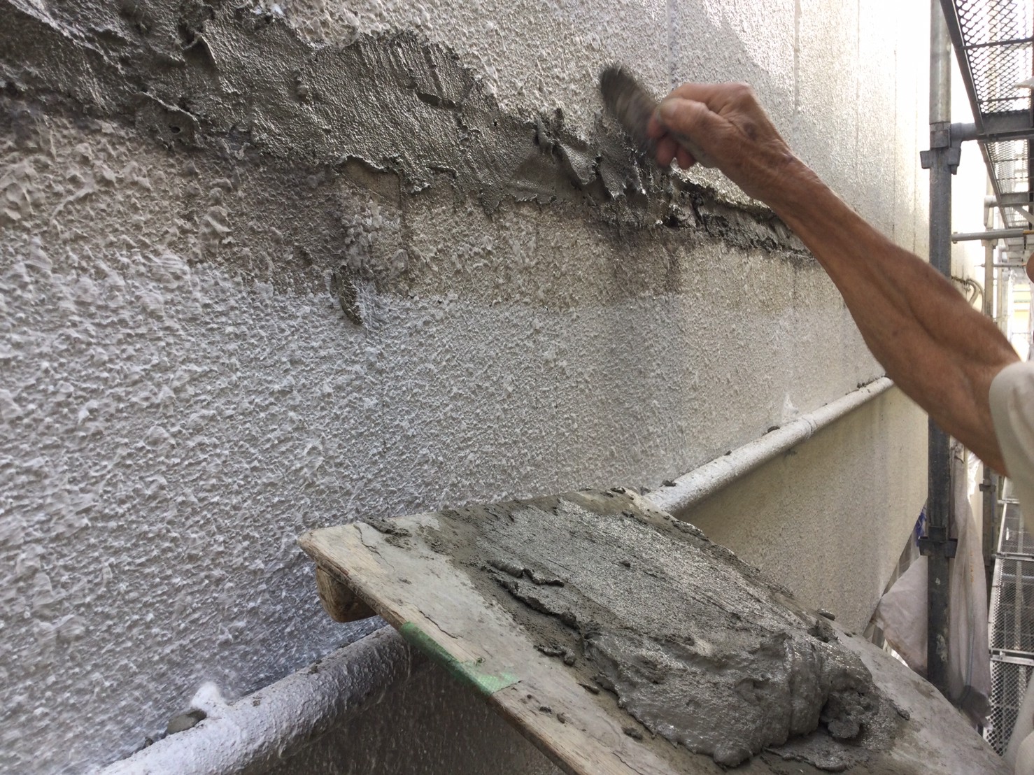 コテをつかって補修中