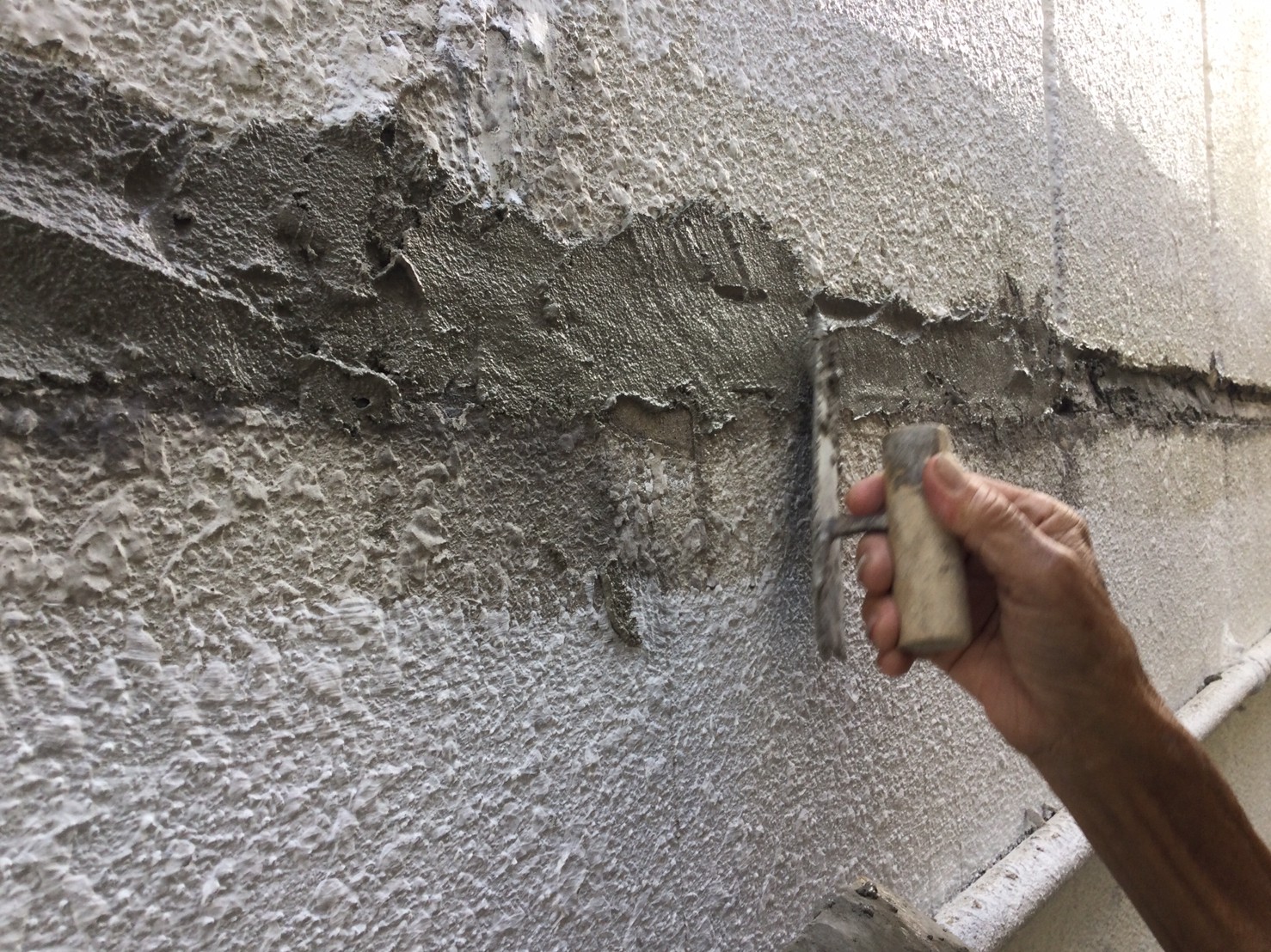 コテをつかってモルタル補修