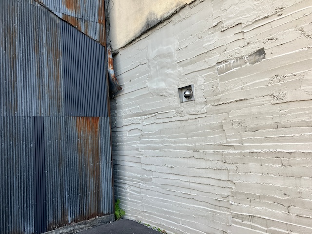 浮いた外壁・引き角度