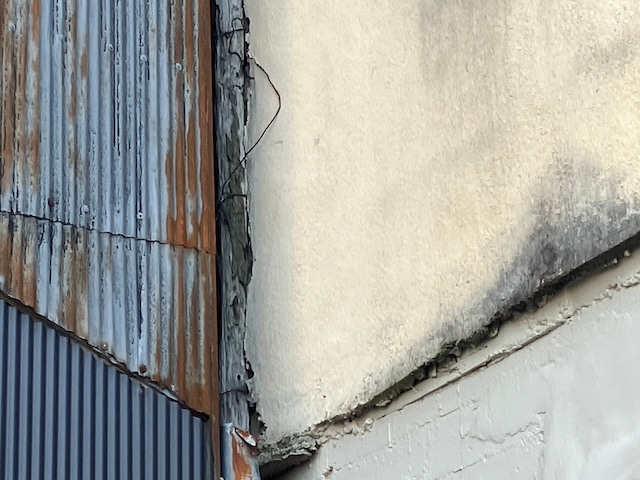 浮いた外壁