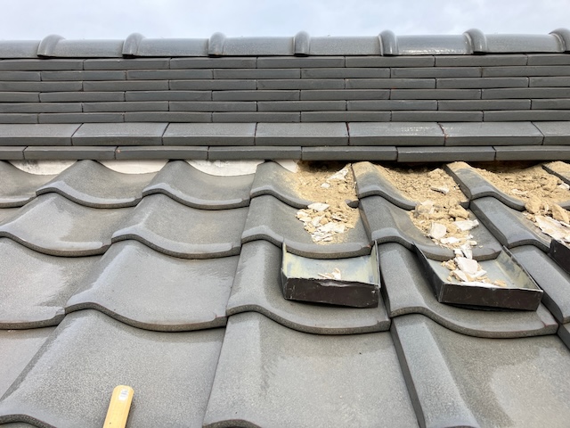 漆喰撤去作業中