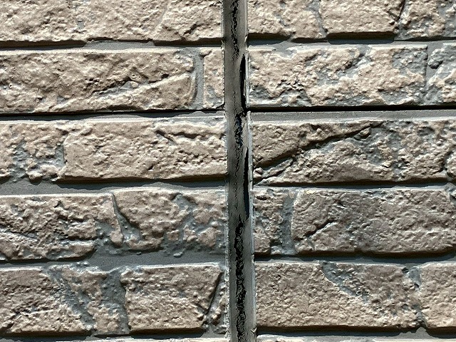 ひび割れが生じたシーリング