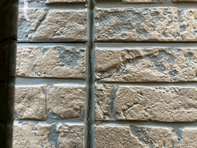 シーリングの劣化が進行した外壁