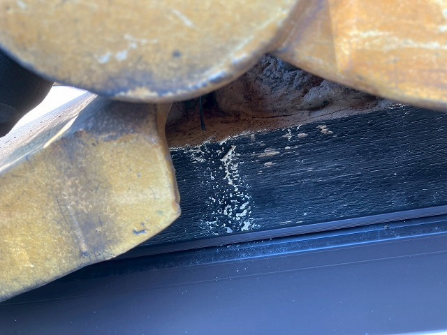 漆喰のようなものが垂れている