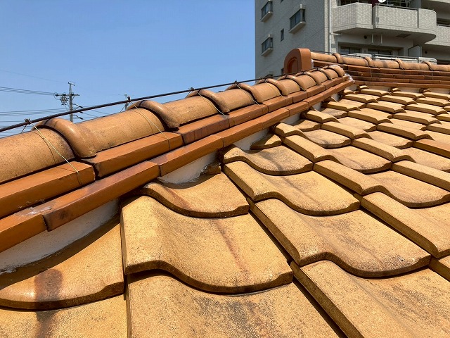 棟瓦に施された番線