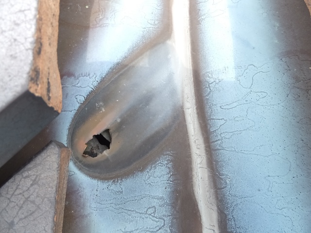 穴が空いた谷板金