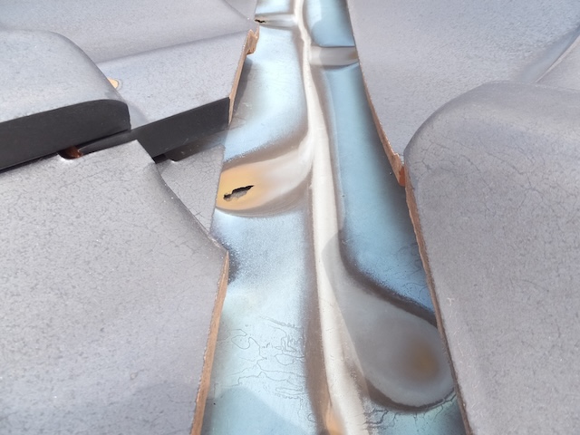 穴が空いた谷板金・別角度