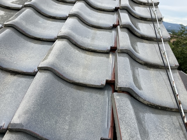 ズレた瓦の様子