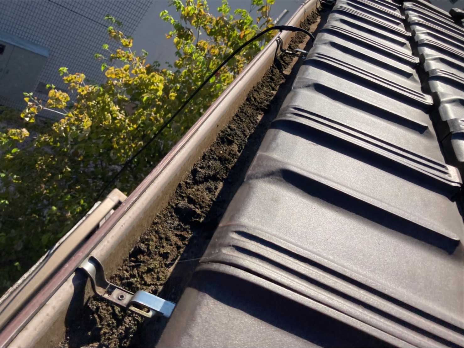 雨樋は土がかなり溜まっており、勾配不良が発生していました