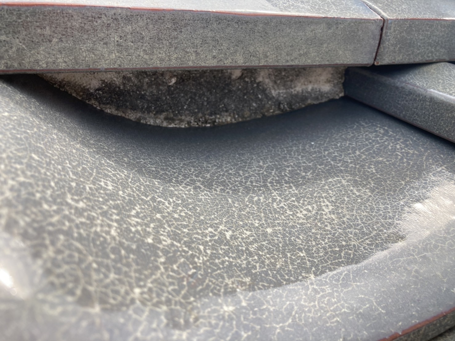 漆喰はセメントのような硬いものが塗られていました