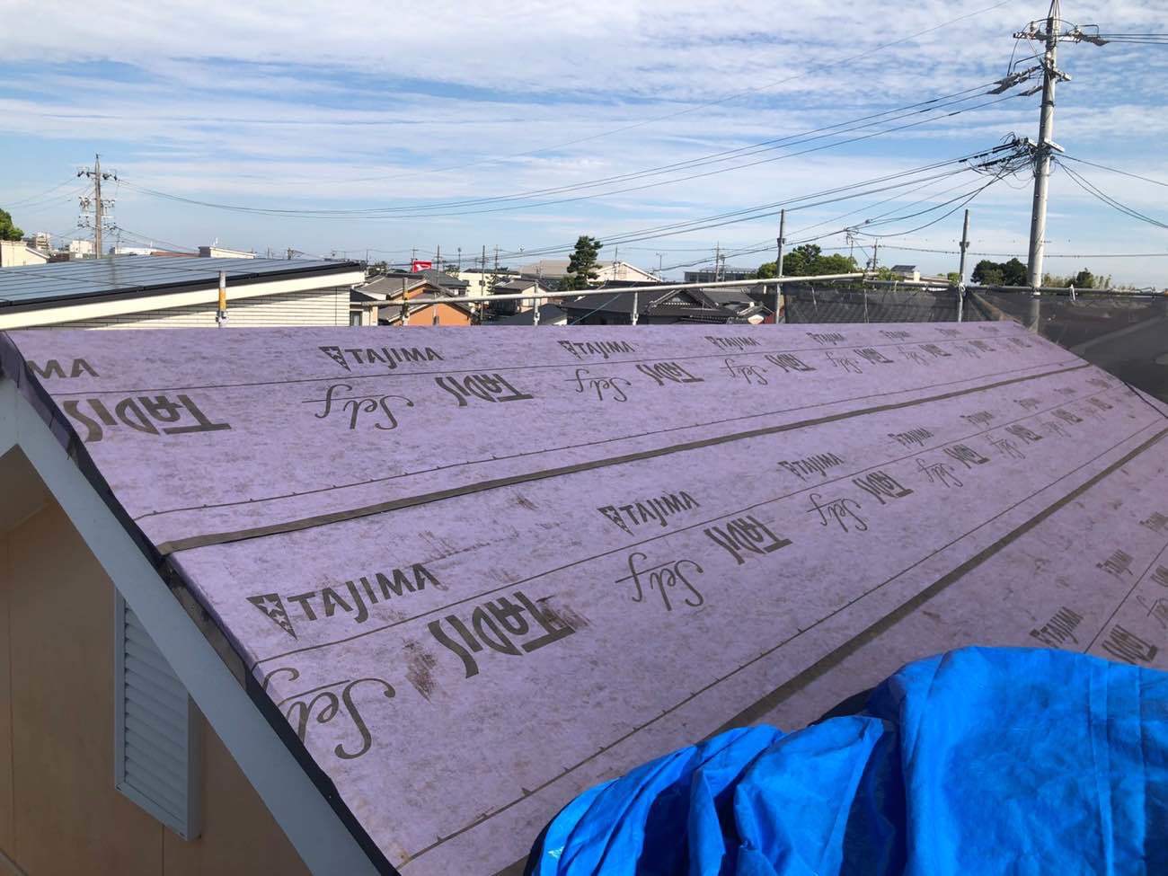 最初は防水シートを全体に貼っていきます