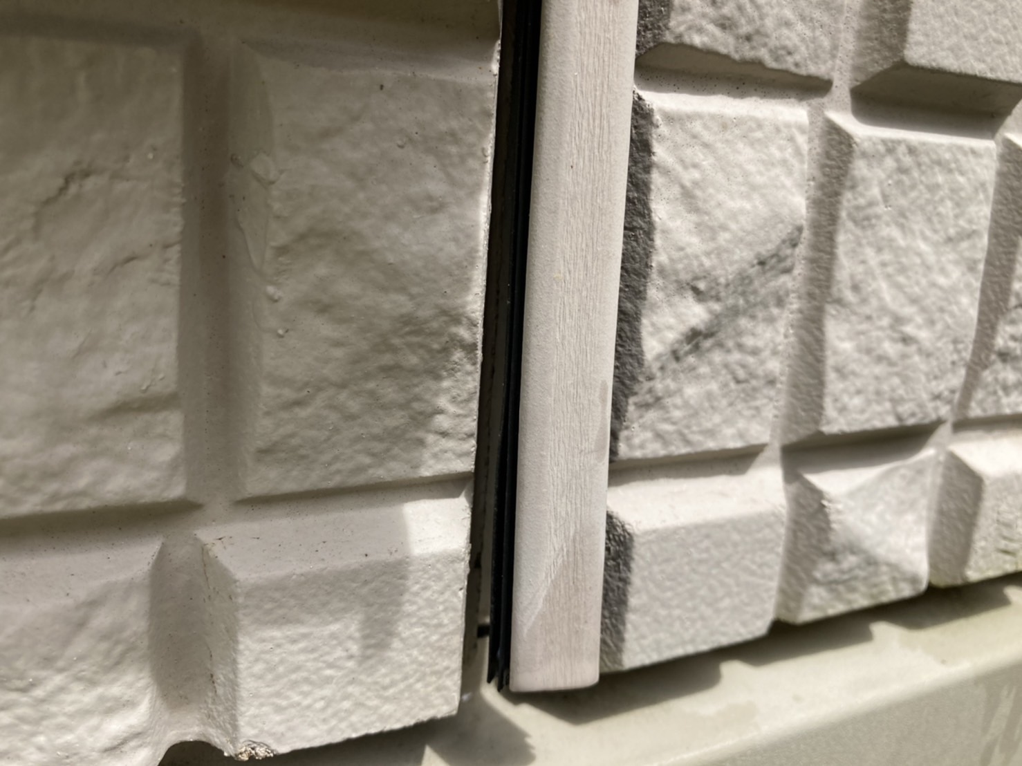 この目地の劣化はこのような剥離が発生してしまいます