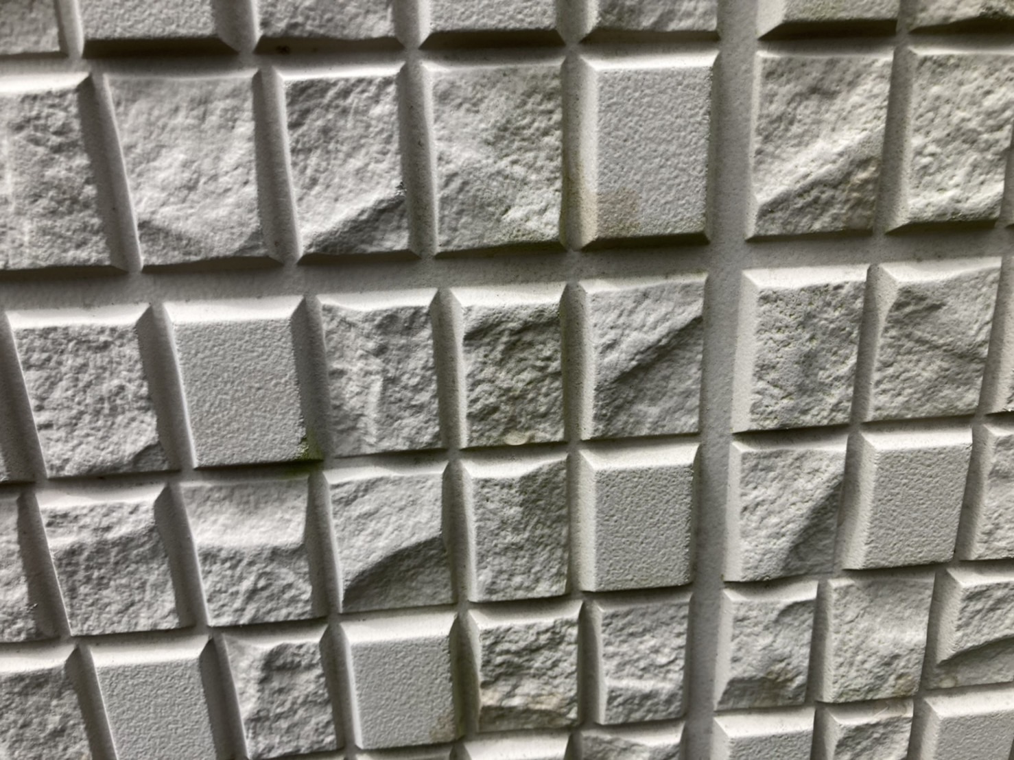 外壁材が特殊な形をしています