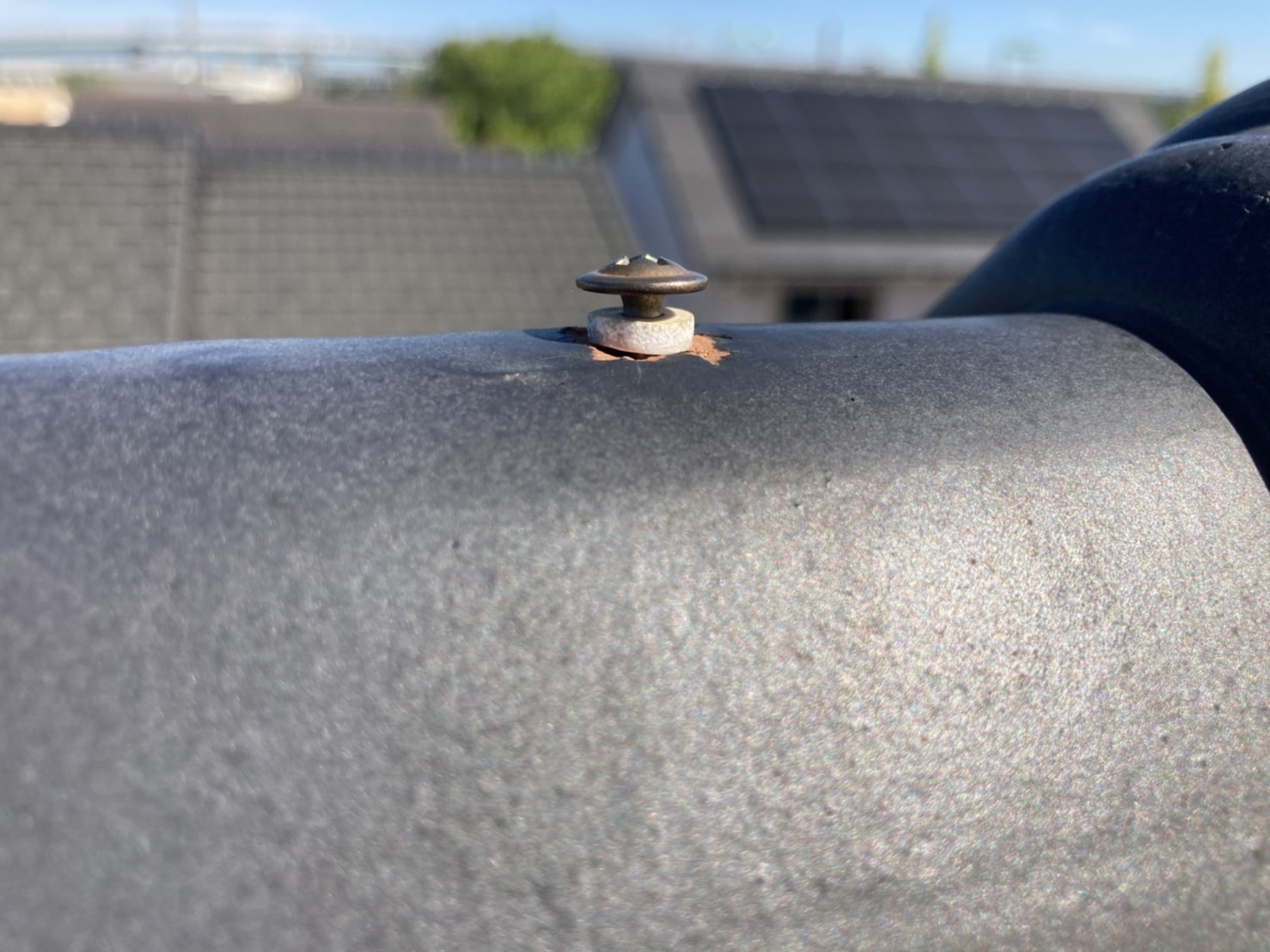 棟瓦を止めているビスの浮きが発生中