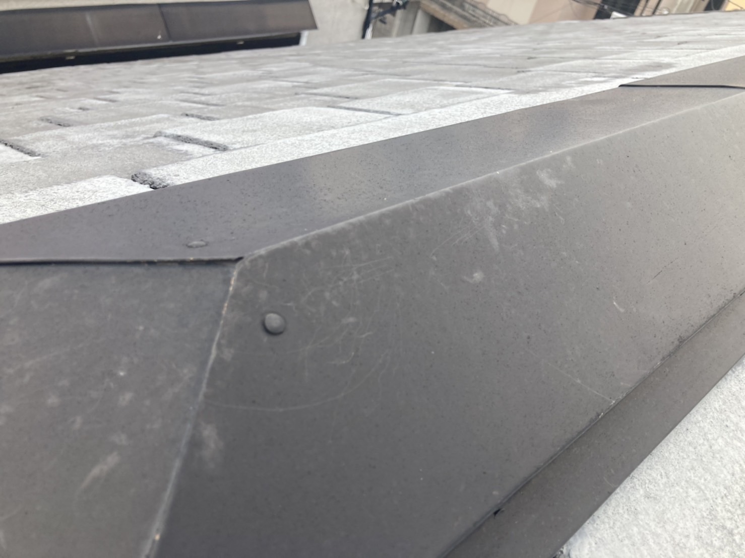 棟板金は表面も劣化しています