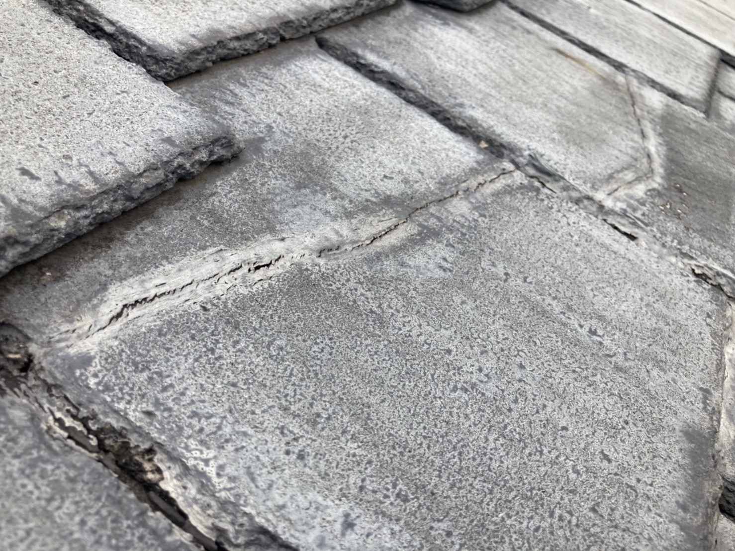 ひび割れが非常に起きやすいのも問題点