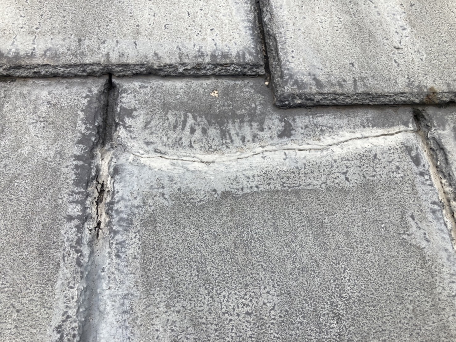 多くの隙間に風を受けてしまう為割れてしまいます