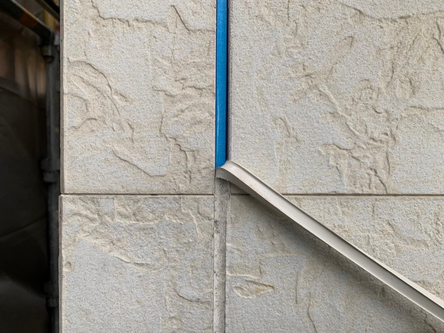 まずはシーリングの撤去