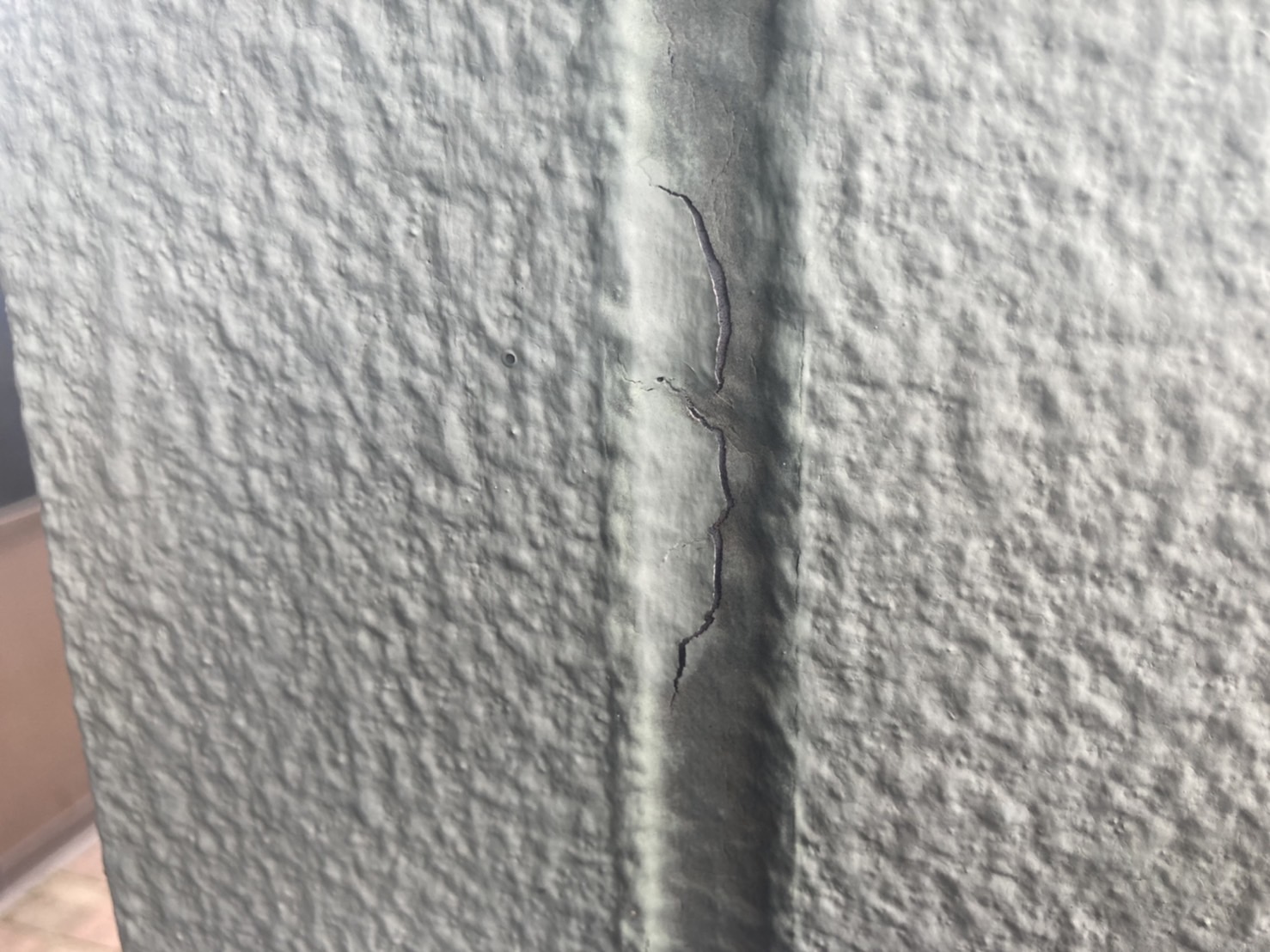 外壁点検　目地　割れ