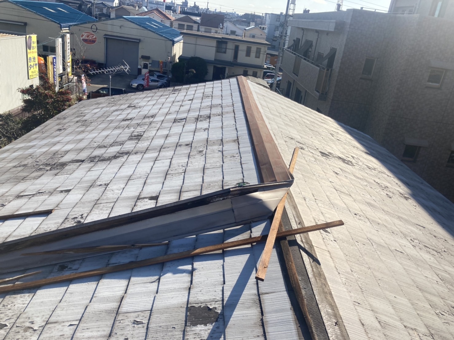強風により棟板金が飛散