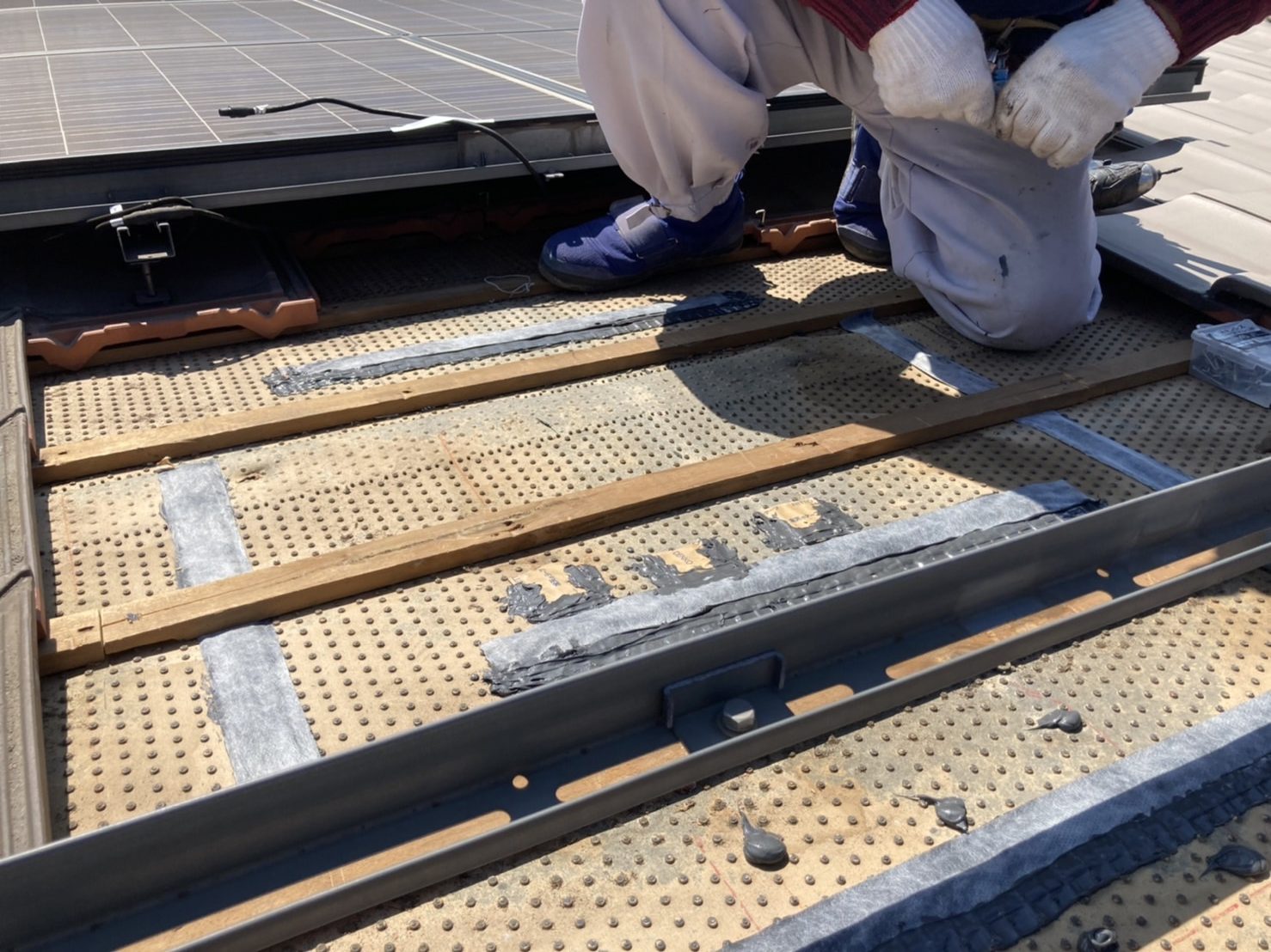 防水テープ貼り