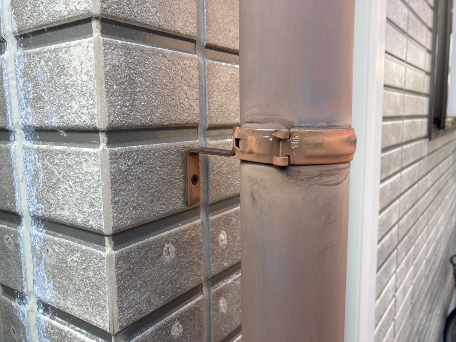 雨樋の留め具にさびの発生