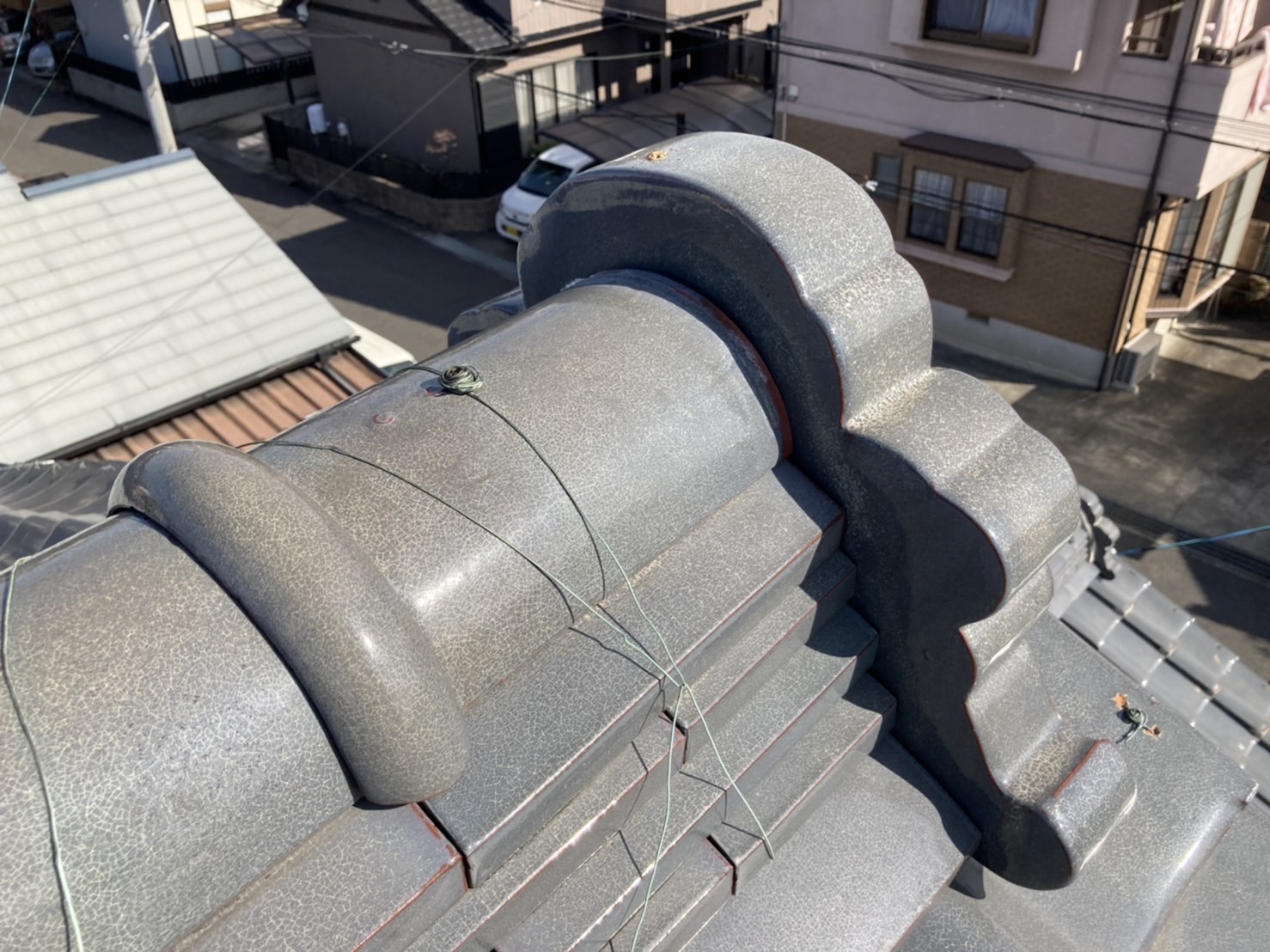 鬼瓦廻りの漆喰が剥離している