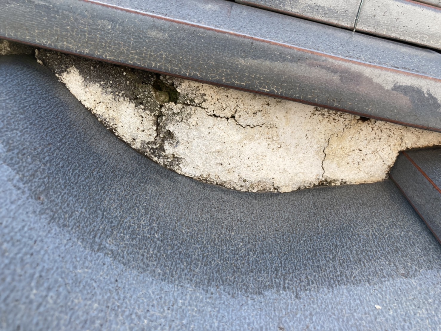 漆喰にひび割れあり