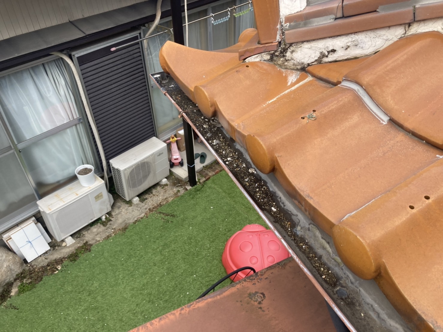 雨樋に土などの溜まりあり
