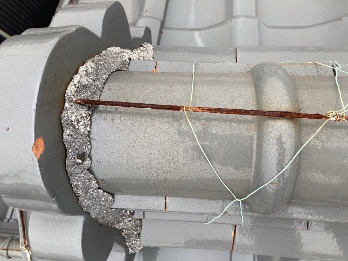 鬼瓦廻りの漆喰に劣化がありました