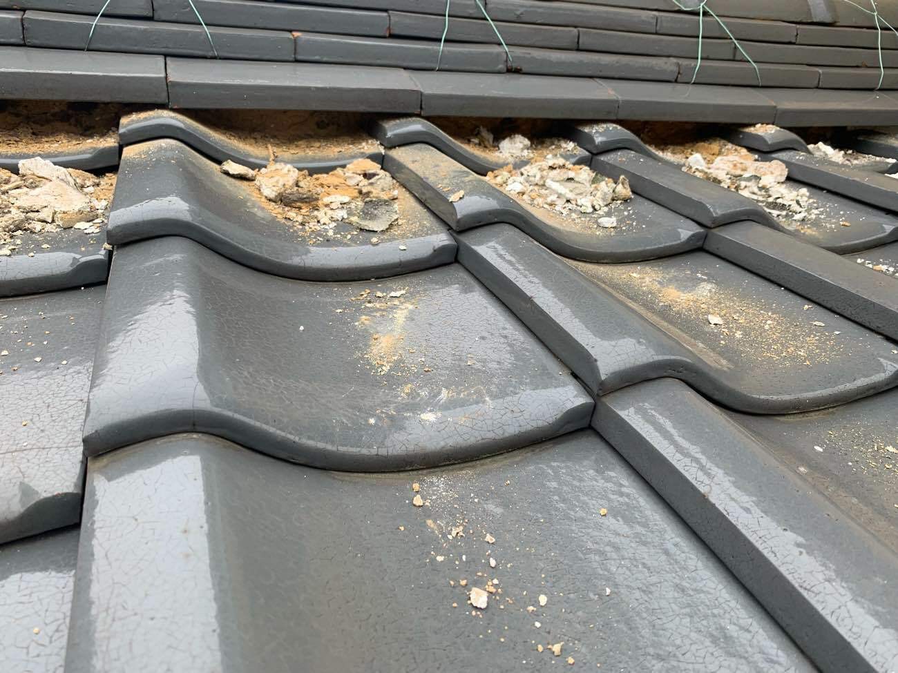 古い漆喰を撤去していきます