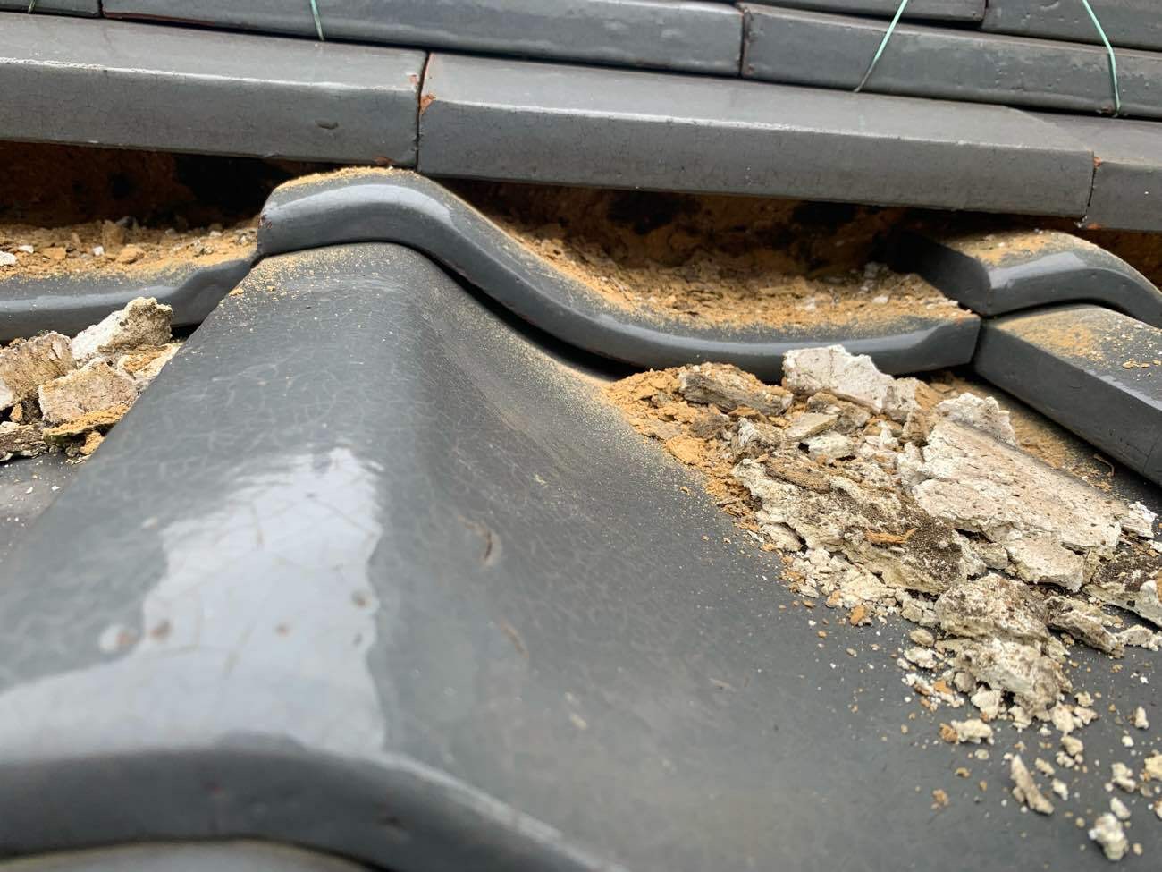 古い漆喰を撤去していきます