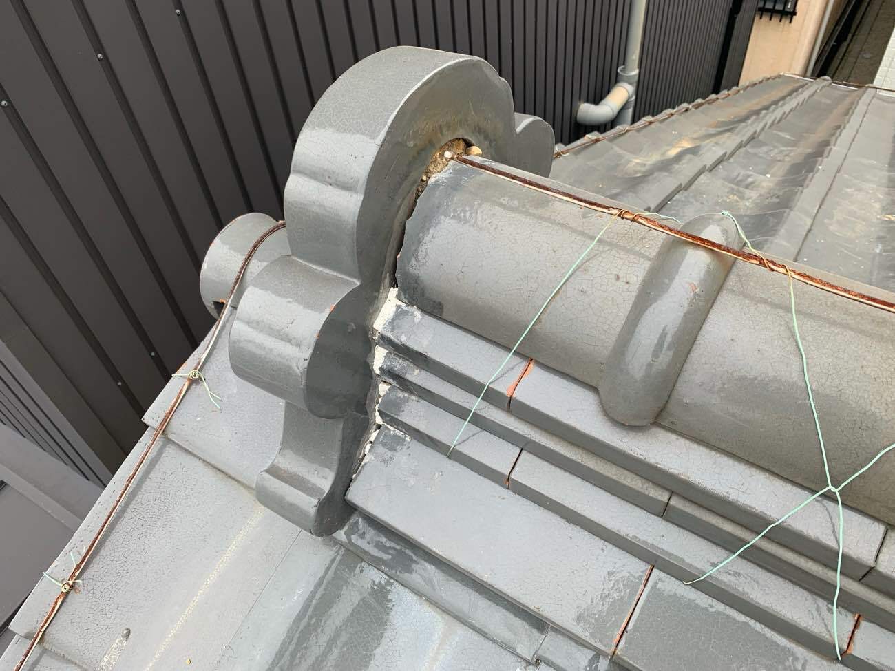 鬼瓦廻りの漆喰も撤去していきます