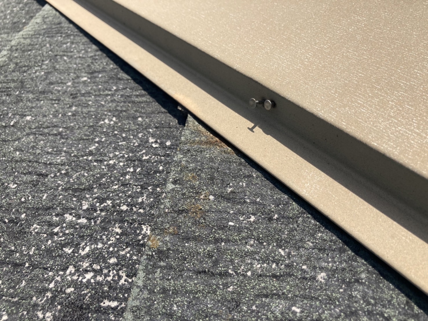 棟板金の釘浮き