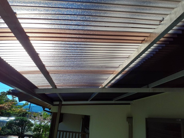 波板交換工事の様子