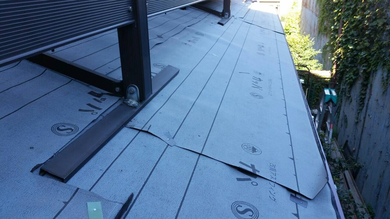 カバー工法工事　防水シート貼り