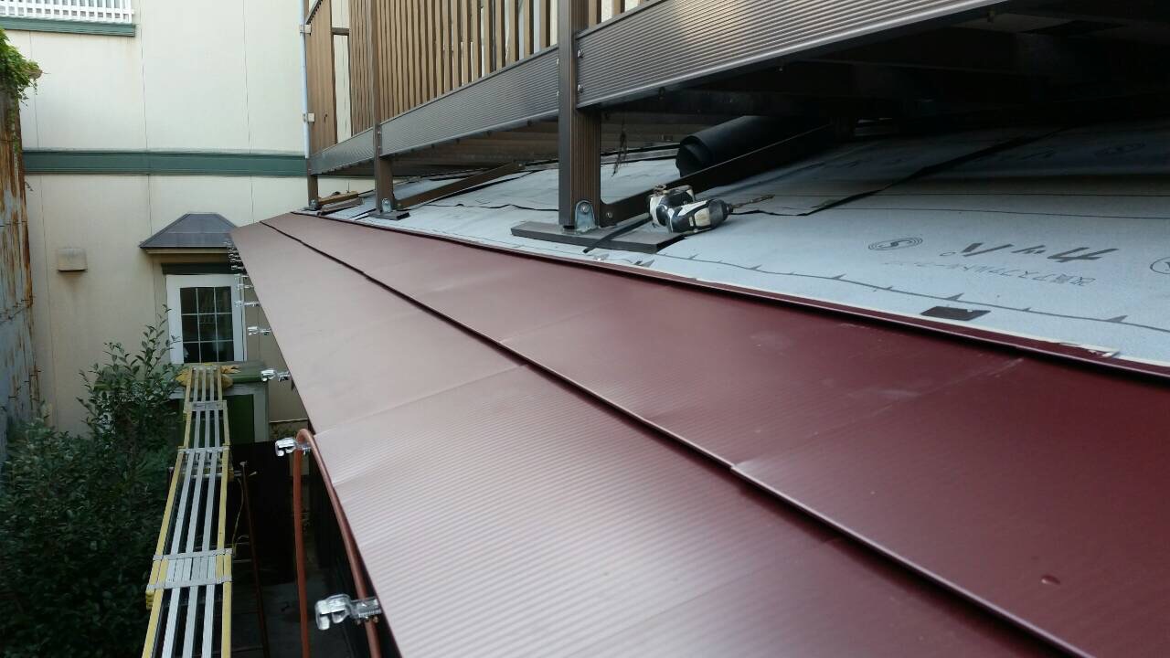 カバー工法工事　屋根葺き施工