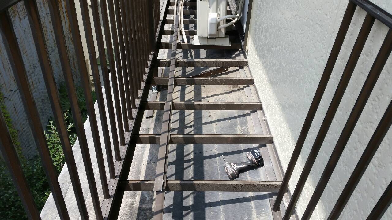 カバー工法工事　既設ベランダを一部解体