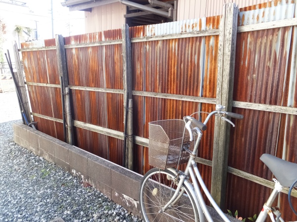フェンス　錆びて劣化しています