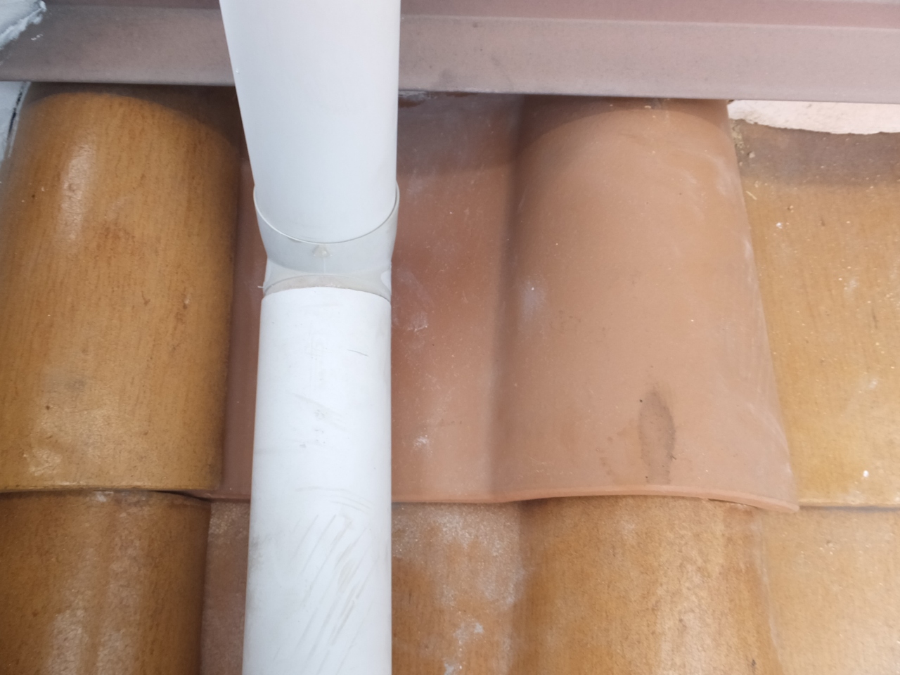 瓦の割れがあったので直しました