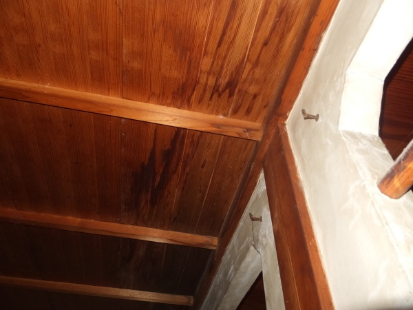 天井に雨染み　雨漏り