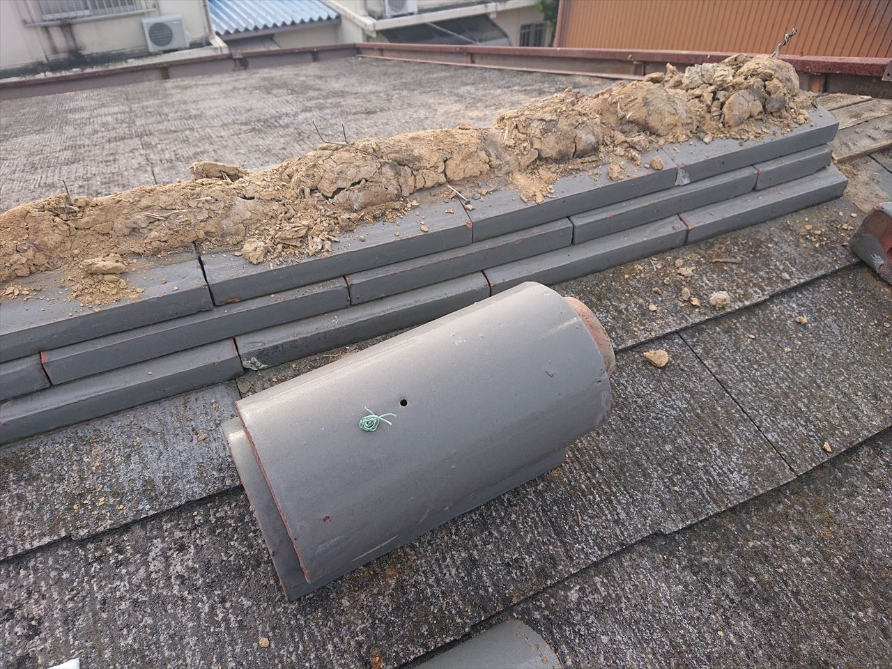 棟板金取付工事　施工中　既存棟解体