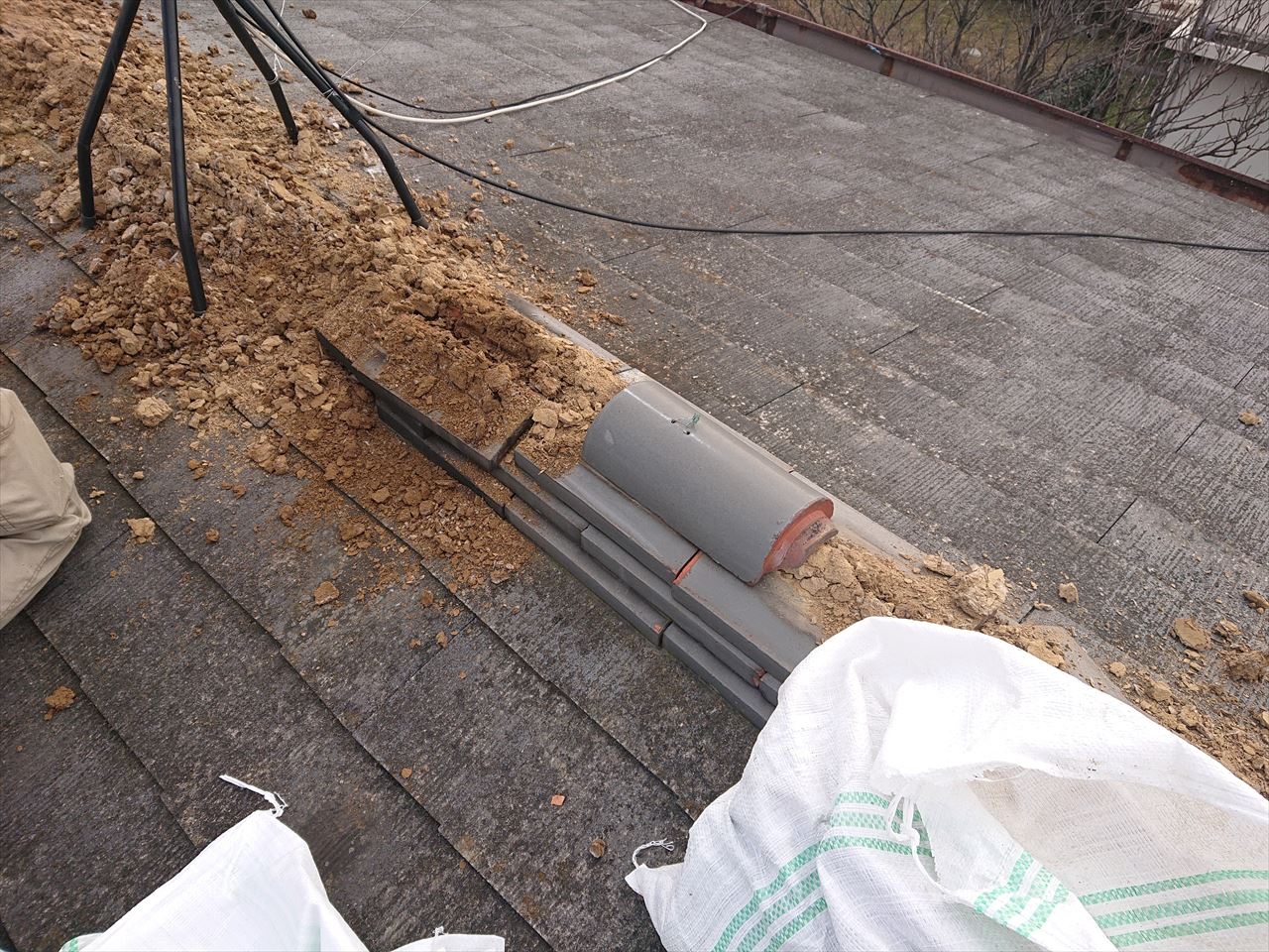 棟板金取付工事　施工中　既存棟解体