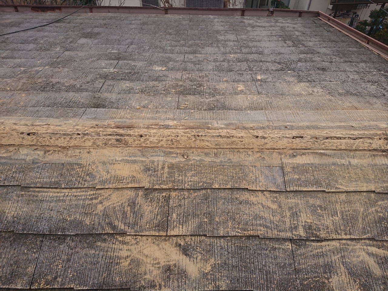 棟板金取付工事　施工中　既存棟解体