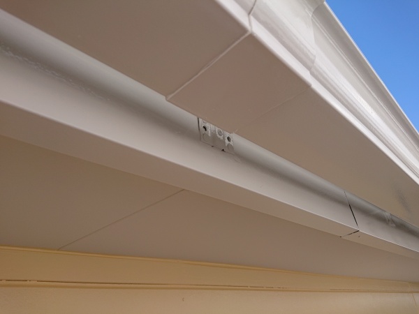 外壁塗装工事　雨樋と軒天