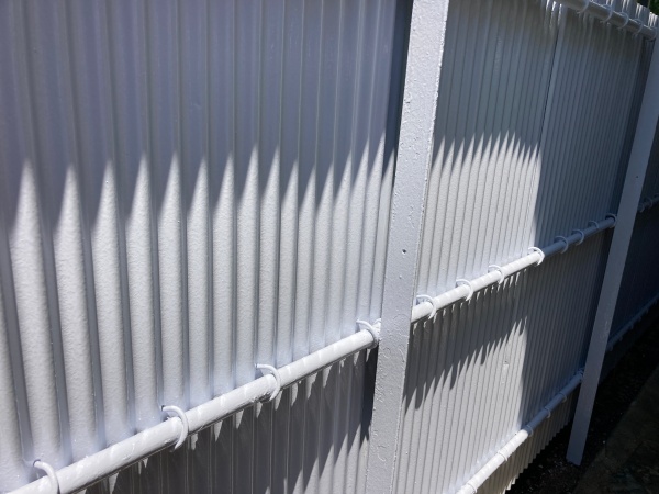 施工前　波トタン塀塗装