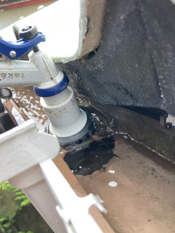 水がだんだんと溢れてきました